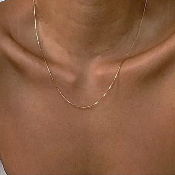 ***NOWT *18K Gold Thin Snake Chain Necklace - Picture 4 of 4